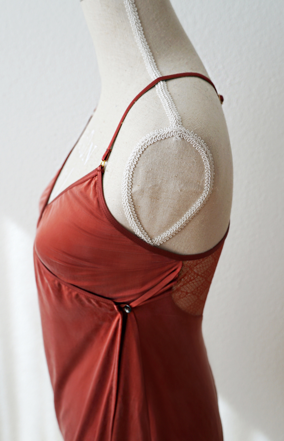 Andrea Steiner vom Mode Blog Strawberries 'n' Champagne schreibt über die nachhaltige Loungewear Marke aus der Schweiz namens Moya Kala und trägt das Slip Dress dazu.