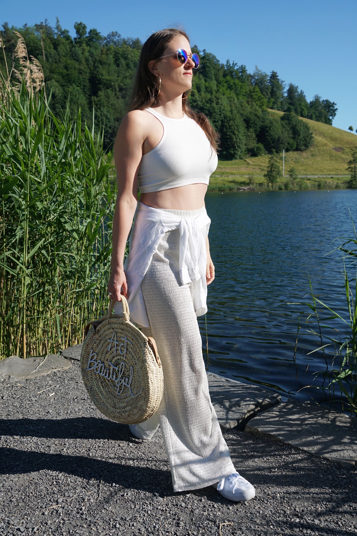 Andrea Steiner vom Mode Blog Strawberries 'n' Champagne aus der Schweiz trägt ein komplett weisses Outfit.