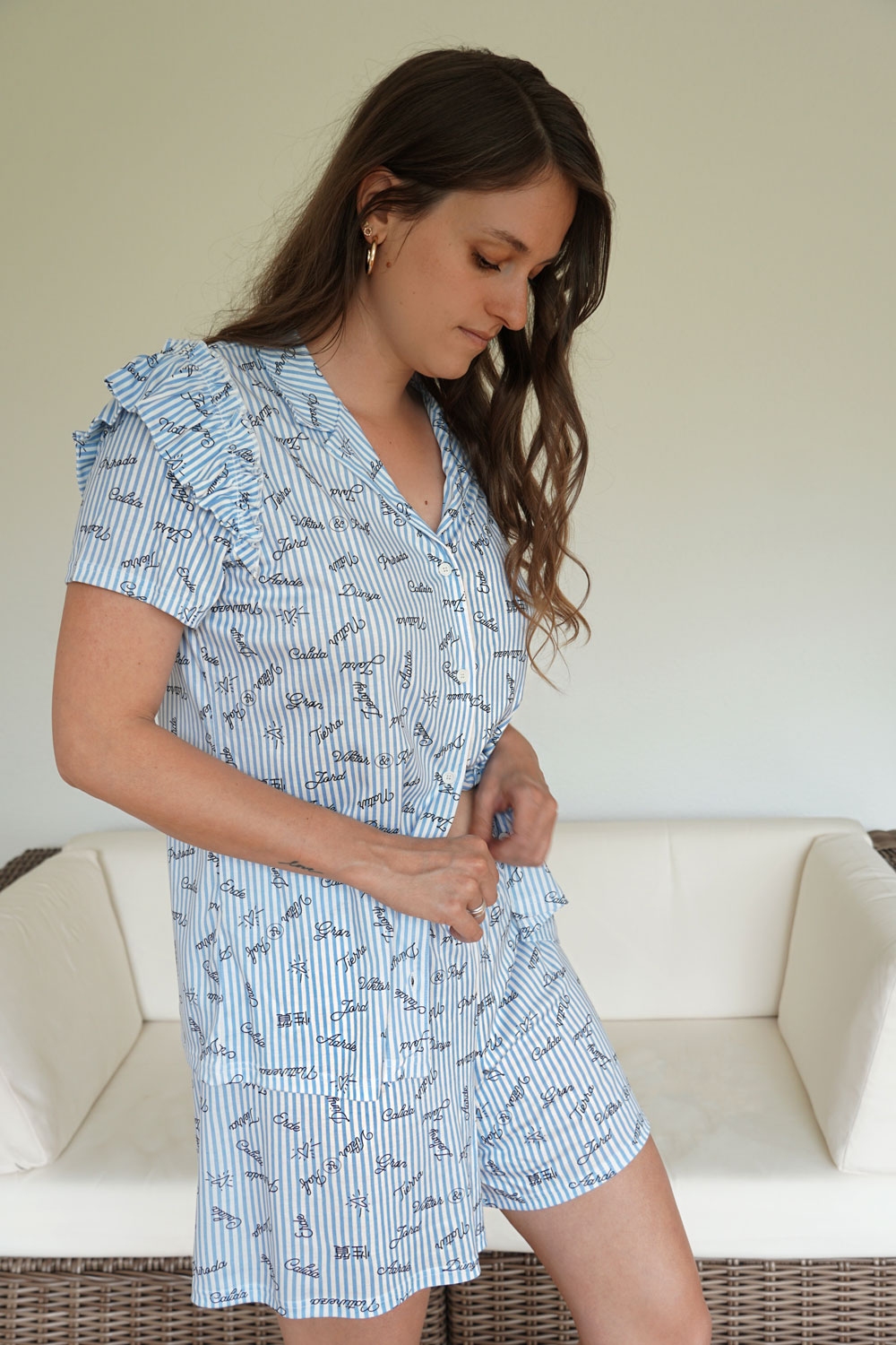 Andrea Steiner vom Mode Blog Strawberries 'n' Champagne trägt ein Pyjama von der Kollektion Viktor & Rolf mit Calida.