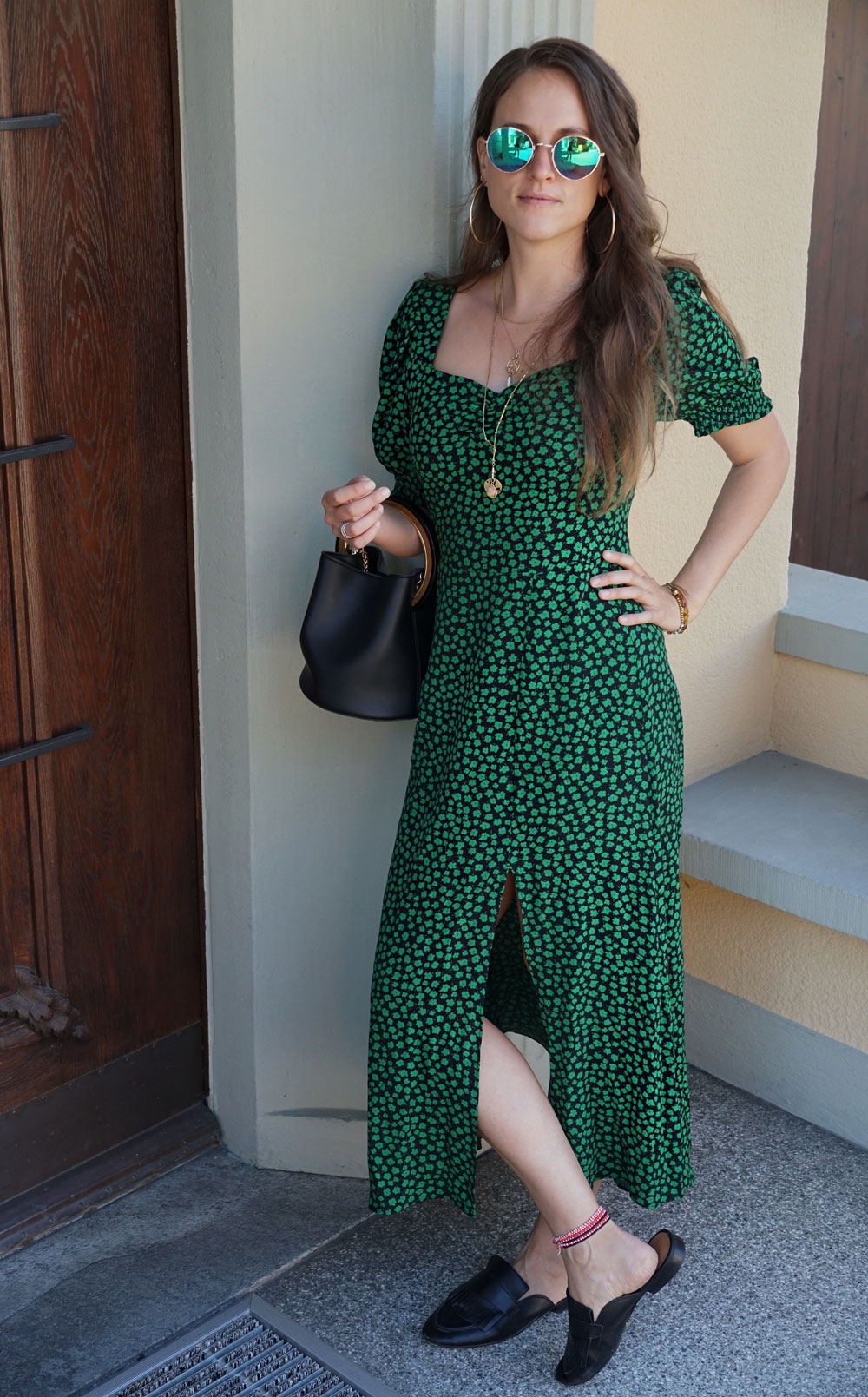 Andrea Steiner vom Mode Blog Strawberries 'n' Champagne aus der Schweiz trägt ein Blumenkleid und zeigt nachhaltige Kleider mit Blumenprints.