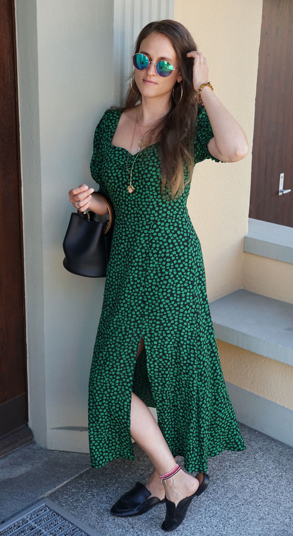 Andrea Steiner vom Mode Blog Strawberries 'n' Champagne aus der Schweiz trägt ein Blumenkleid und zeigt nachhaltige Kleider mit Blumenprints.