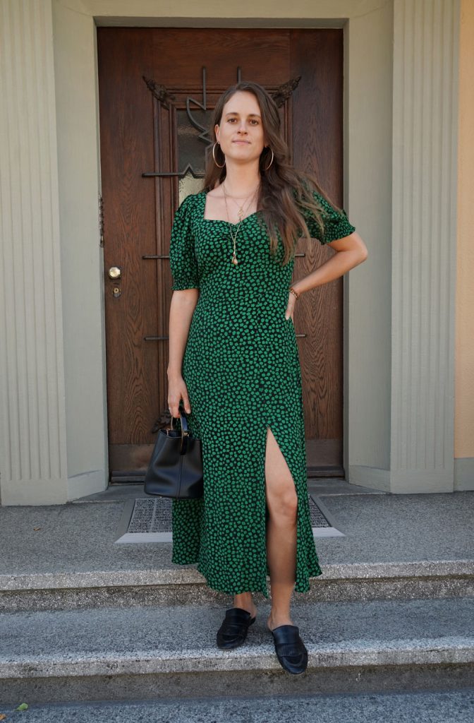 Andrea Steiner from Strawberries 'n' Champagne based in Switzerland wears a floral print dress and shows you sustainable floral clothes.