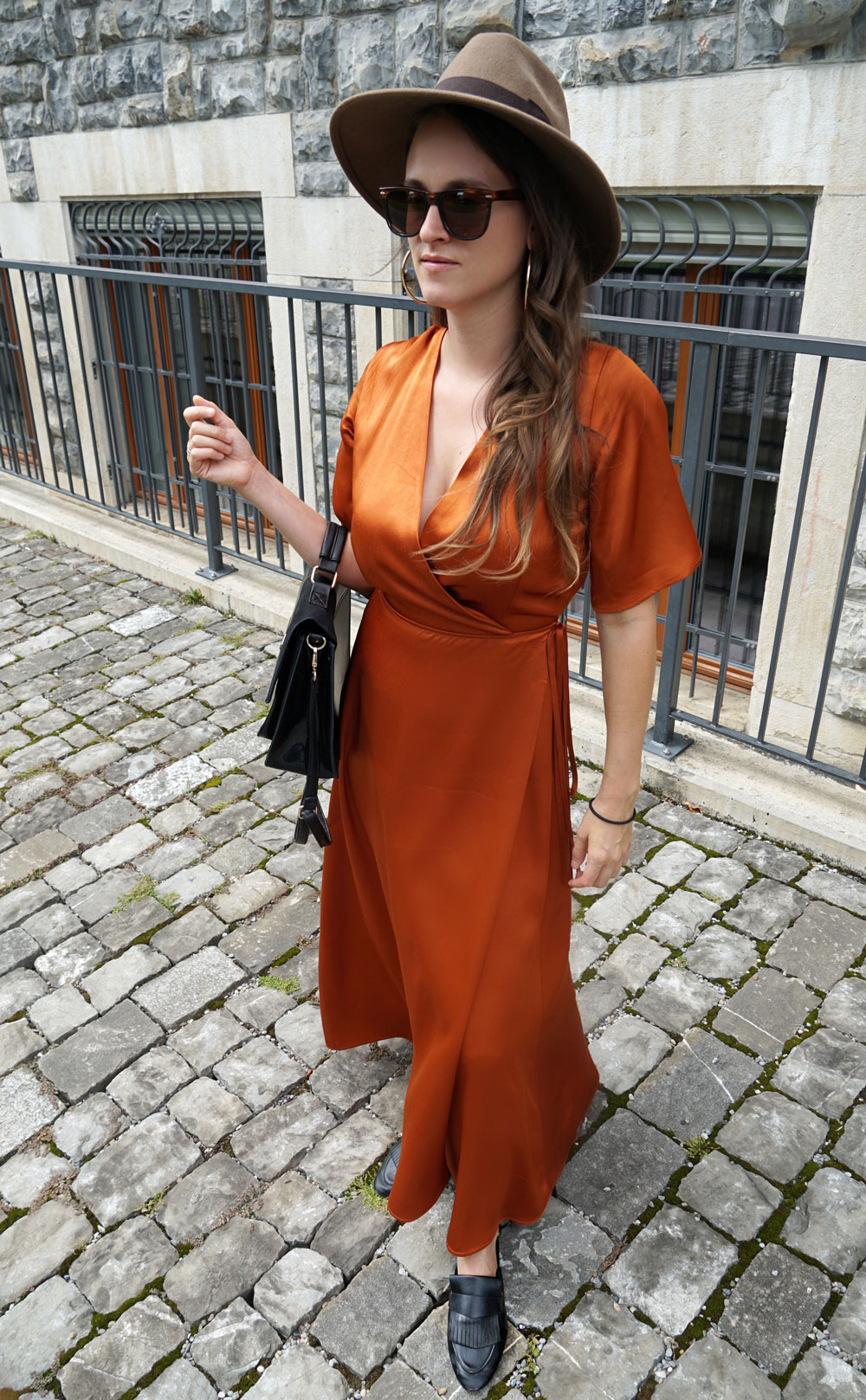 Andrea Steiner vom nachhaltigen Mode Blog Strawberries 'n' Champagne aus der Schweiz trägt ein Wickelkleid von Whimsy + Row.