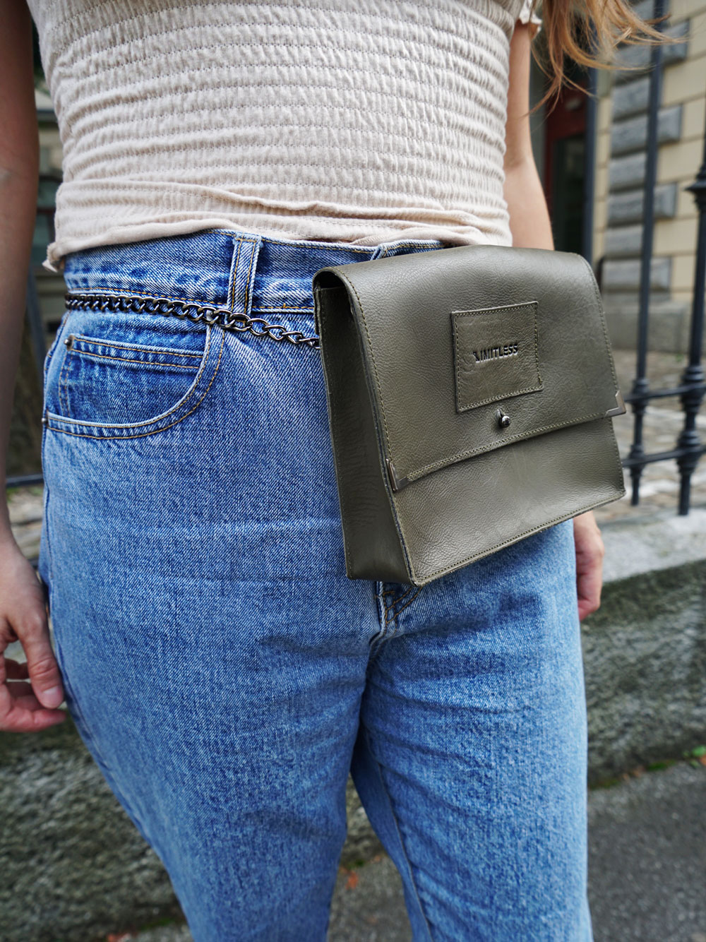 Andrea Steiner vom Mode Blog Strawberries 'n' Champagne schreibt über den nachhaltigen Brand Limitless und trägt eine wunderschöne Tasche davon.