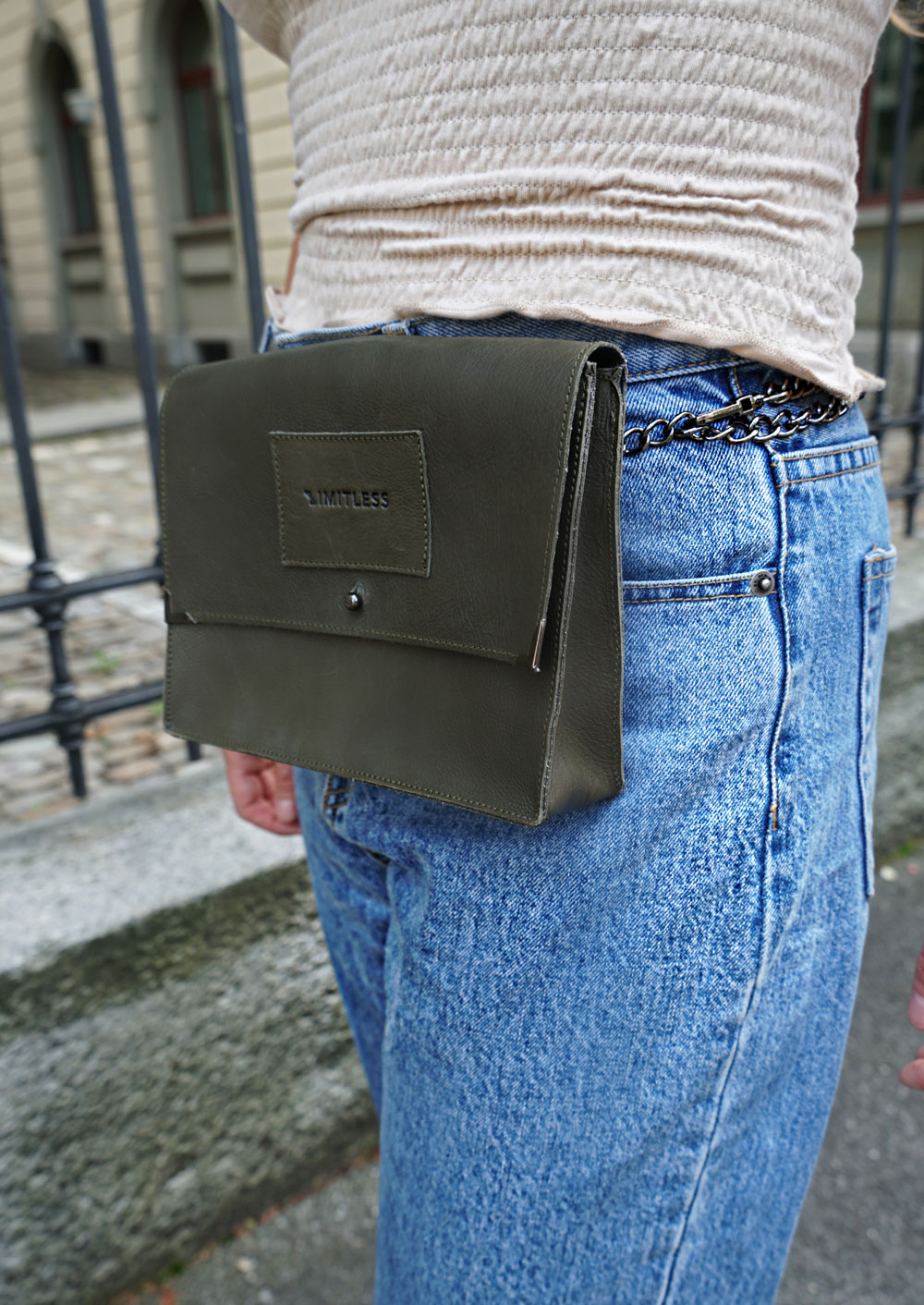 Andrea Steiner vom Mode Blog Strawberries 'n' Champagne schreibt über den nachhaltigen Brand Limitless und trägt eine wunderschöne Tasche davon.