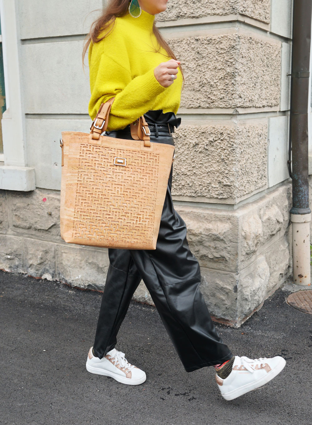 Andrea Steiner vom Mode Blog Strawberries 'n' Champagne aus der Schweiz trägt eine nachhaltige Kork Tasche aus Korkeira.ch.