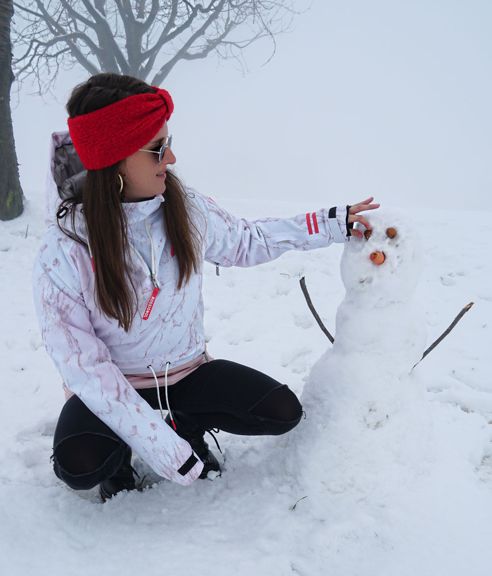 Andrea Steiner vom nachhaltigen Mode Blog Strawberries 'n' Champagne aus der Schweiz trägt eine Jacke von Rossignol und schreibt über das nachhaltige Engagement "The respect program" von Rossignol.