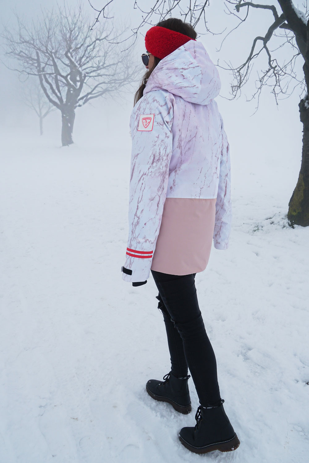 Andrea Steiner vom nachhaltigen Mode Blog Strawberries 'n' Champagne aus der Schweiz trägt eine Jacke von Rossignol und schreibt über das nachhaltige Engagement "The respect program" von Rossignol.