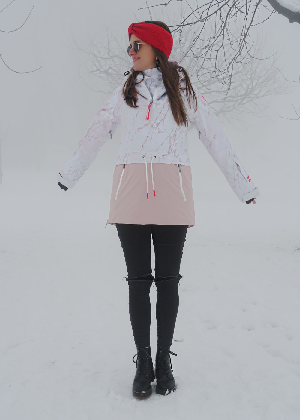 Andrea Steiner vom nachhaltigen Mode Blog Strawberries 'n' Champagne aus der Schweiz trägt eine Jacke von Rossignol und schreibt über das nachhaltige Engagement "The respect program" von Rossignol.