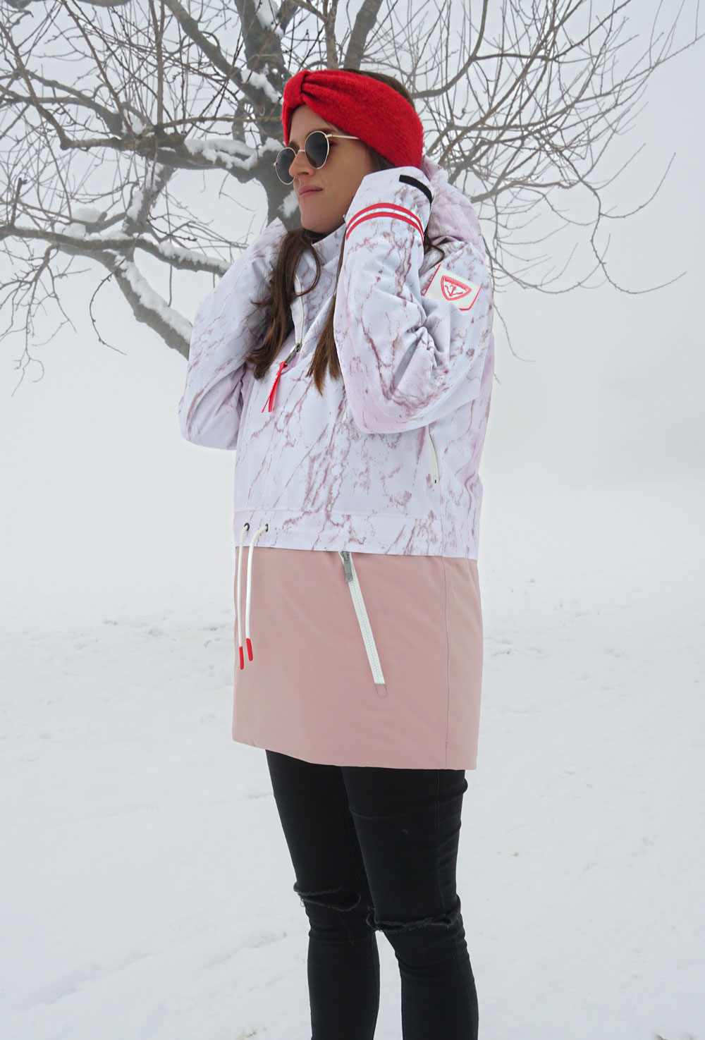 Andrea Steiner vom nachhaltigen Mode Blog Strawberries 'n' Champagne aus der Schweiz trägt eine Jacke von Rossignol und schreibt über das nachhaltige Engagement "The respect program" von Rossignol.