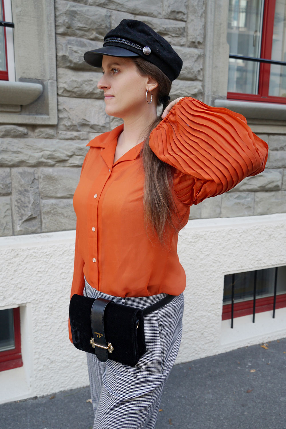 Andrea Steiner vom nachhaltigen Mode Blog Strawberries 'n Champagne aus der Schweiz trägt eine Bluse mit Ballonärmel die sie vom Laden Sharealook gemietet hat.