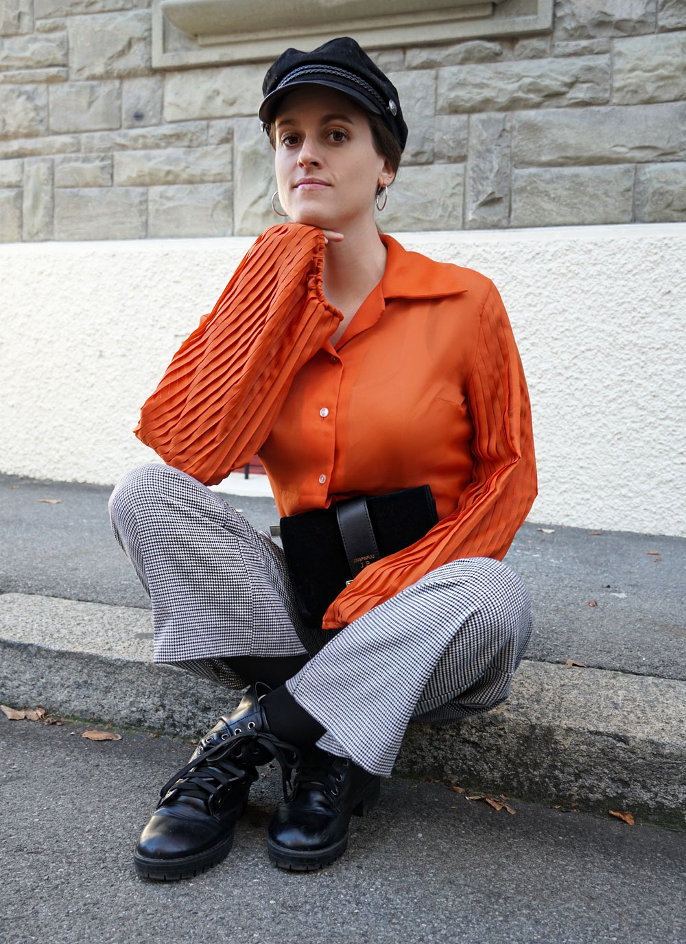 Andrea Steiner vom nachhaltigen Mode Blog Strawberries 'n Champagne aus der Schweiz trägt eine Bluse mit Ballonärmel die sie vom Laden Sharealook gemietet hat.