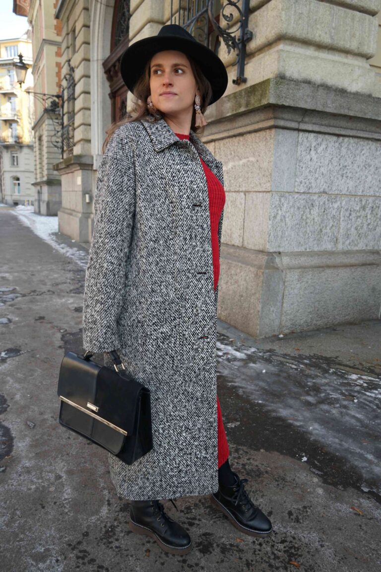 Trend with future potential – knitted dress and oversize coat