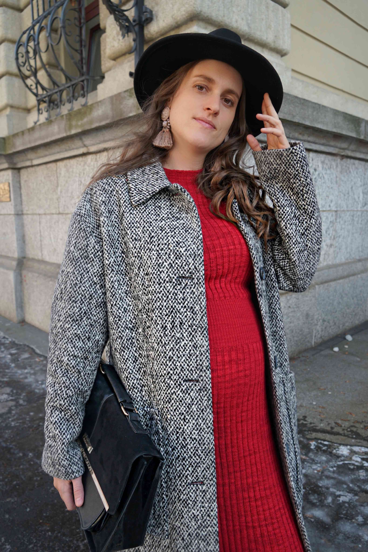 Andrea Steiner vom nachhaltigen Mode Blog Strawberries 'n' Champagne aus der Schweiz trägt ein Kleid aus Bio Baumwolle und Leinen von Hessnatur sowie ein Mantel aus reiner Schurwolle ebenfalls von Hessnatur.