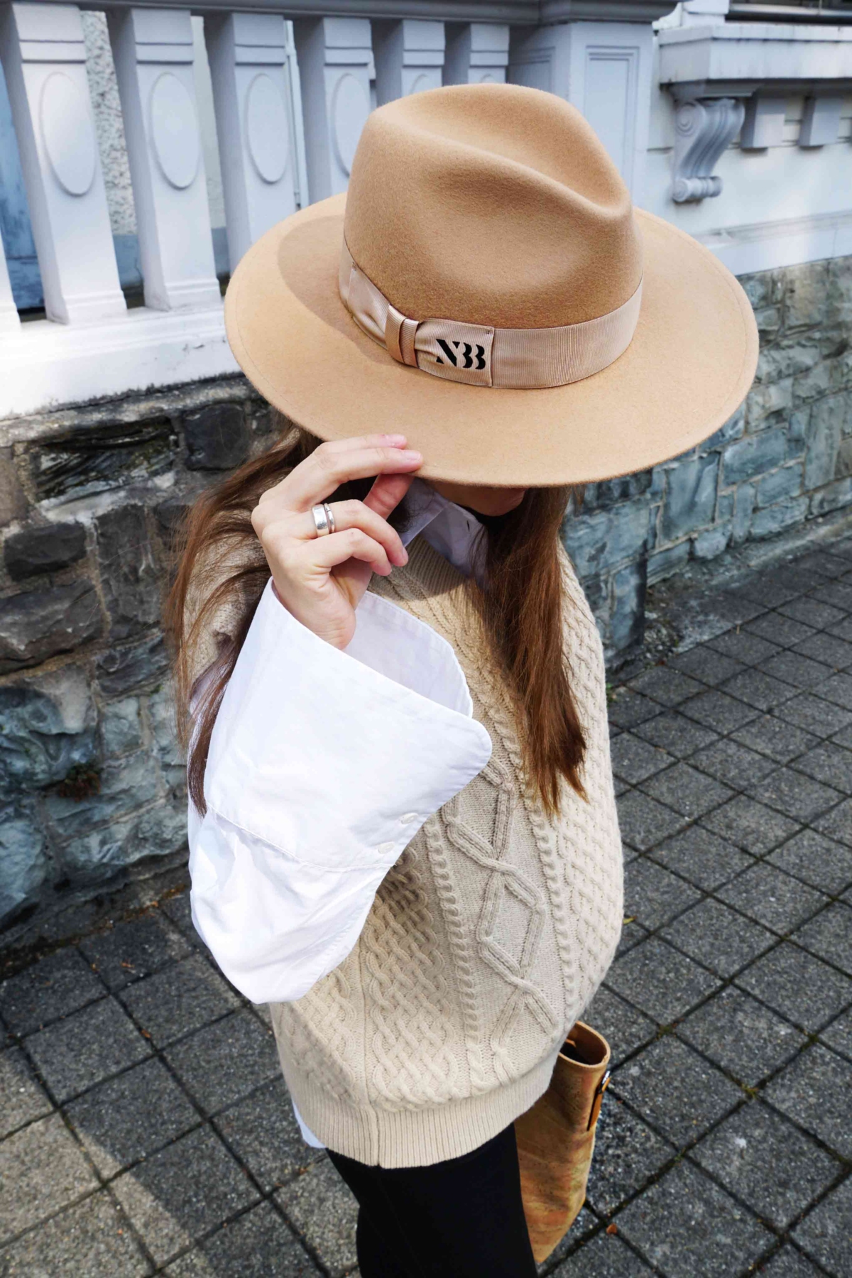 Andrea Steiner from sustainable fashion blog Strawberries 'n' Champagne wear the big trend: a knitted sweater vest and a blouse with balloon sleeves.